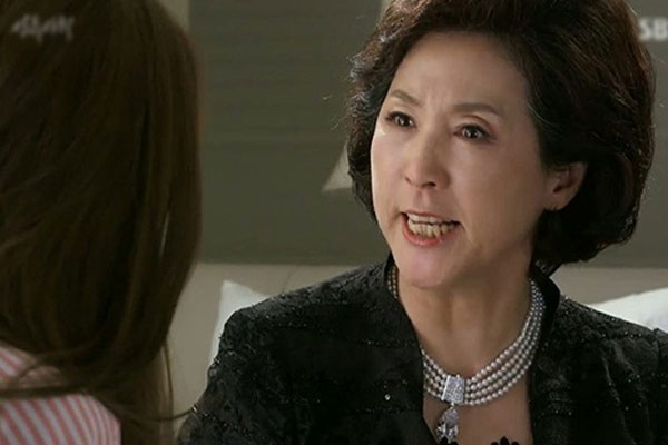 Cả nhà khốn khổ vì tính hay suy diễn của mẹ chồng-1