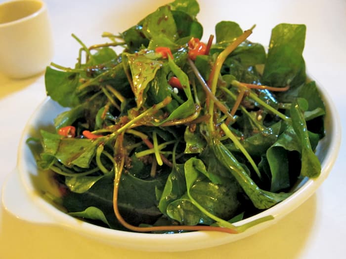 Loại rau tanh ngòm, mọc khắp vườn, trước dùng cho lợn ăn, mang sang Trung Quốc quý như vàng-6