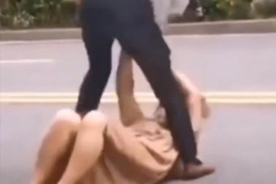 Bị bắt quả tang cùng 'tiểu tam', chồng thẳng tay đánh đập vợ dã man ngay trên phố