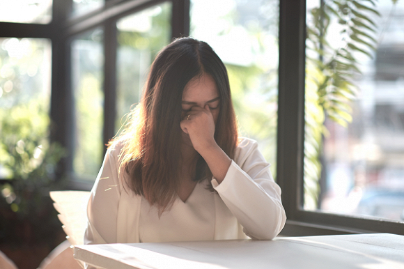 Nghe tin mẹ chồng bị tai nạn, chúng tôi gấp rút về thăm, tới nơi nhìn cảnh tượng trong nhà chồng mà tôi uất hận quay người bỏ đi luôn-1