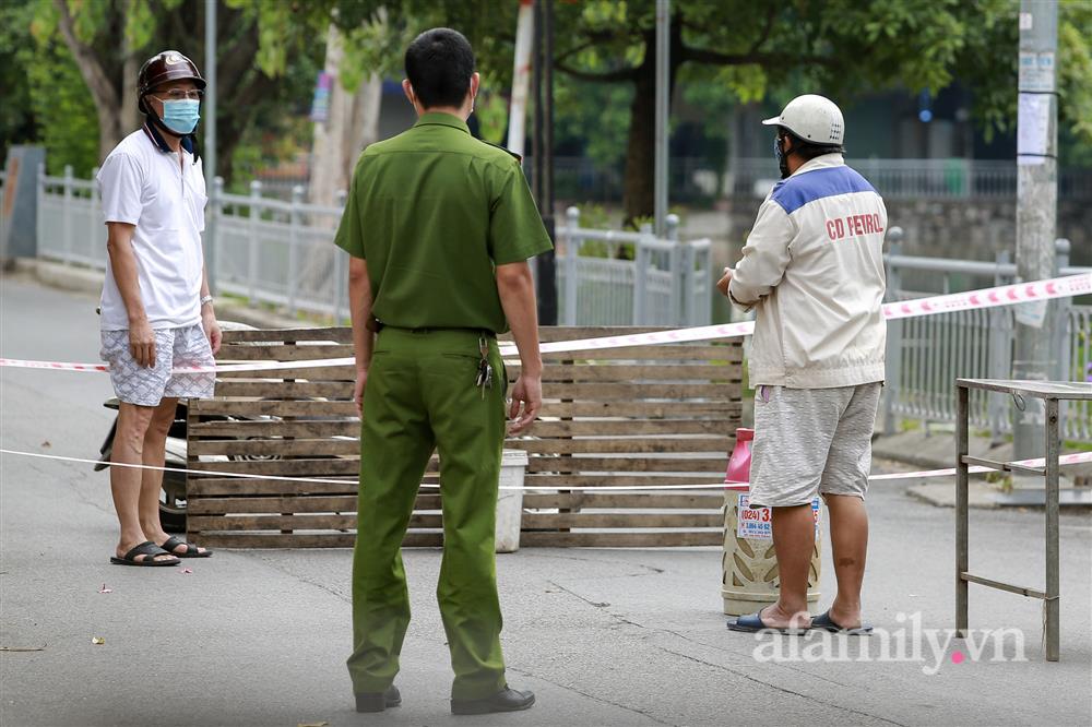 Hà Nội: Phong tỏa chợ Đại Từ vì có tiểu thương nghi mắc COVID-19-7