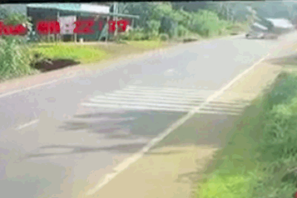 Clip: Mất lái khi vào cua, xe tải lật nghiêng rồi trượt dài trên đường