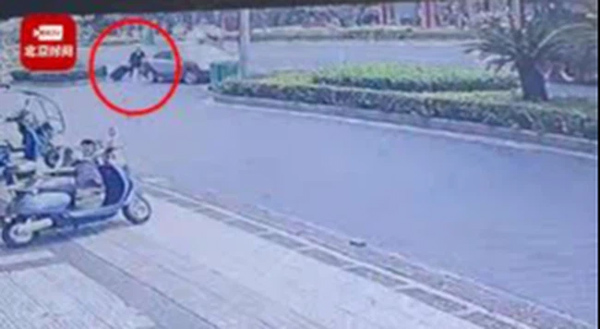 Đỡ vali lên xe hộ khách, tài xế giật mình nhìn thấy thứ hãi hùng nên báo cảnh sát, cảnh tượng mở vali ra còn khủng khiếp hơn-1