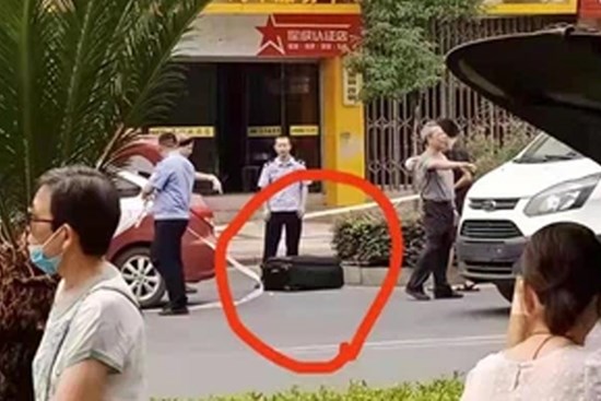 Đỡ vali lên xe hộ khách, tài xế giật mình nhìn thấy thứ hãi hùng nên báo cảnh sát, cảnh tượng mở vali ra còn khủng khiếp hơn