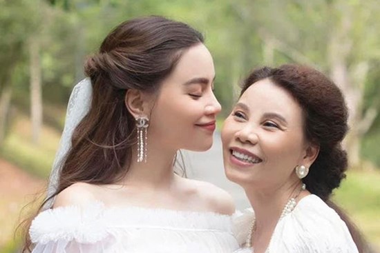 Im lặng khi mẹ ruột bị réo tên trong lùm xùm từ thiện, Hồ Ngọc Hà có hành động bất ngờ thế này