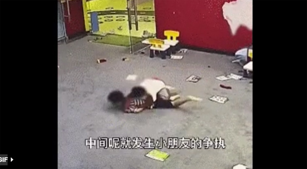 Con bị bạn đánh đến chấn động não, đến khi kiểm tra camera, gia đình còn phẫn nộ hơn khi biết việc làm của giáo viên-1