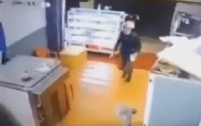 Kinh hãi cảnh gã đàn ông máu lạnh cầm dao lao vào chém vợ cũ hàng chục nhát rồi bỏ chạy-1