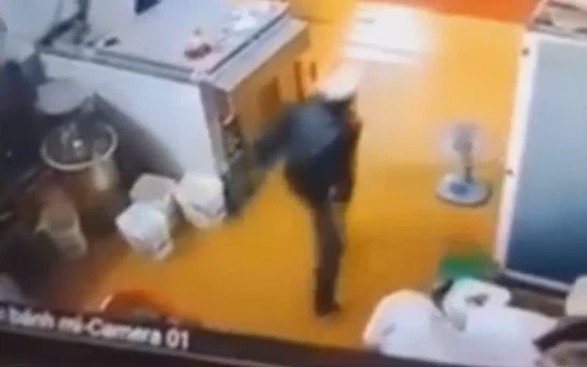 Kinh hãi cảnh gã đàn ông máu lạnh cầm dao lao vào chém vợ cũ hàng chục nhát rồi bỏ chạy-2