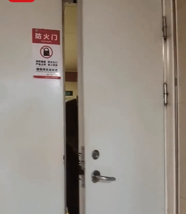 Lo lắng chờ vợ ở cửa phòng sinh, chồng phát hờn trước cảnh tượng hiếm có khó tin, dân mạng vừa chúc mừng vừa an ủi-1