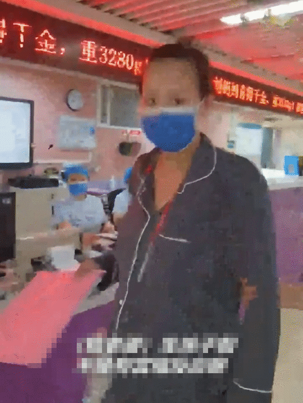 Lo lắng chờ vợ ở cửa phòng sinh, chồng phát hờn trước cảnh tượng hiếm có khó tin, dân mạng vừa chúc mừng vừa an ủi-3