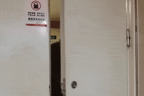 Lo lắng chờ vợ ở cửa phòng sinh, chồng phát hờn trước cảnh tượng 