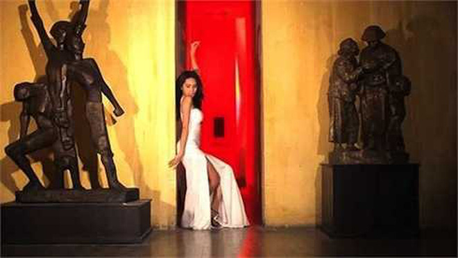 Thuỷ Tiên và BST trang phục tai tiếng: Lộ điểm nhạy cảm, mặc hở hang trong bảo tàng, bị nghi đạo trang phục-14