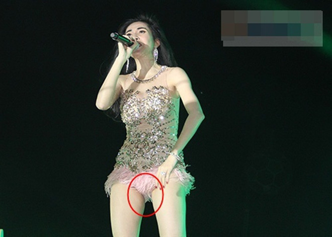 Thuỷ Tiên và BST trang phục tai tiếng: Lộ điểm nhạy cảm, mặc hở hang trong bảo tàng, bị nghi đạo trang phục-17