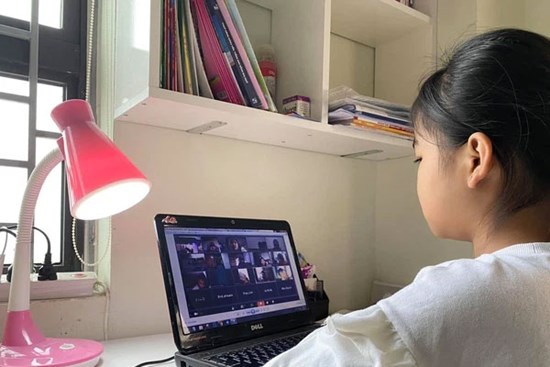 Con học online cả ngày, mắt đỏ hoe trông rõ thương: Bố mẹ làm ngay 5 cách này giúp mắt con đỡ mỏi hơn hẳn