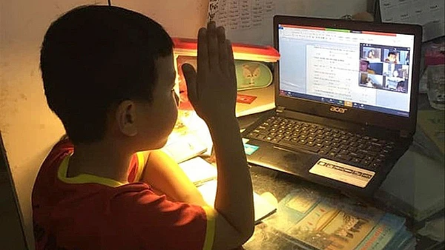 Con học online cả ngày, mắt đỏ hoe trông rõ thương: Bố mẹ làm ngay 5 cách này giúp mắt con đỡ mỏi hơn hẳn-1