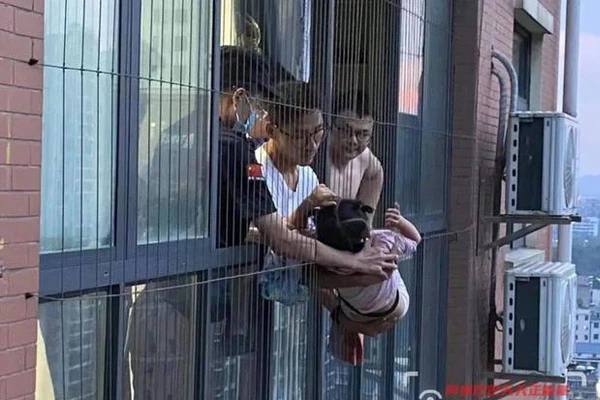 Ở nhà một mình, bé gái 4 tuổi trèo ra cửa sổ rồi bò từ tầng 20 xuống nhà hàng xóm tầng 18, cảnh tượng sau đấy khiến ai nấy thót tim-2