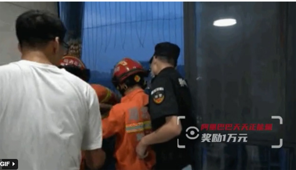 Ở nhà một mình, bé gái 4 tuổi trèo ra cửa sổ rồi bò từ tầng 20 xuống nhà hàng xóm tầng 18, cảnh tượng sau đấy khiến ai nấy thót tim-3