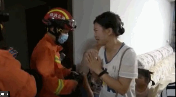 Ở nhà một mình, bé gái 4 tuổi trèo ra cửa sổ rồi bò từ tầng 20 xuống nhà hàng xóm tầng 18, cảnh tượng sau đấy khiến ai nấy thót tim-4