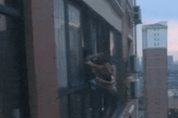 Bé trai 4 tuổi chơi đùa bên ngoài cửa sổ tầng 29 khiến người xem đứng tim-1