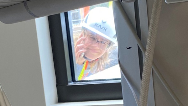 Con gái ngồi cần cẩu leo lên mái bệnh viện để nhìn mặt mẹ lần cuối qua cửa sổ, hình ảnh xúc động lột tả sự khốc liệt của đại dịch Covid-19-1