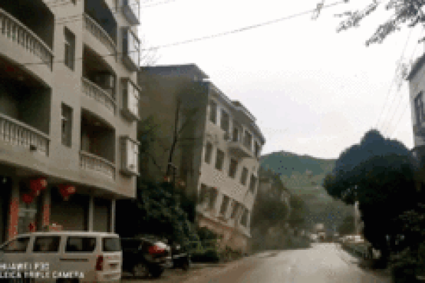 Khoảnh khắc cả tòa nhà bị sập trong vài giây do sạt lở