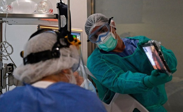 Con gái ngồi cần cẩu leo lên mái bệnh viện để nhìn mặt mẹ lần cuối qua cửa sổ, hình ảnh xúc động lột tả sự khốc liệt của đại dịch Covid-19-5