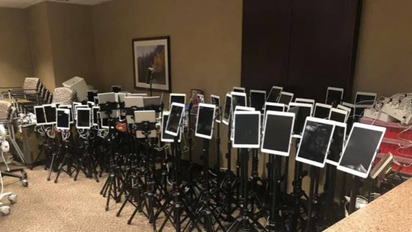 Con gái ngồi cần cẩu leo lên mái bệnh viện để nhìn mặt mẹ lần cuối qua cửa sổ, hình ảnh xúc động lột tả sự khốc liệt của đại dịch Covid-19-4