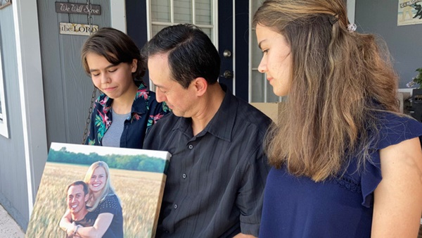 Con gái ngồi cần cẩu leo lên mái bệnh viện để nhìn mặt mẹ lần cuối qua cửa sổ, hình ảnh xúc động lột tả sự khốc liệt của đại dịch Covid-19-3