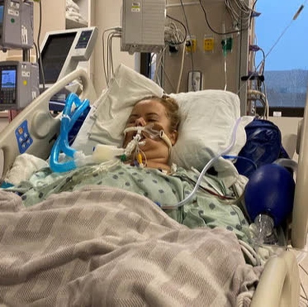 Con gái ngồi cần cẩu leo lên mái bệnh viện để nhìn mặt mẹ lần cuối qua cửa sổ, hình ảnh xúc động lột tả sự khốc liệt của đại dịch Covid-19-2