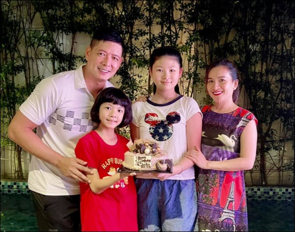 Khoe gái út chân dài miên man được bố cưng chiều hết nấc, bà xã Bình Minh tiết lộ luôn tính cách, sở thích của con-1