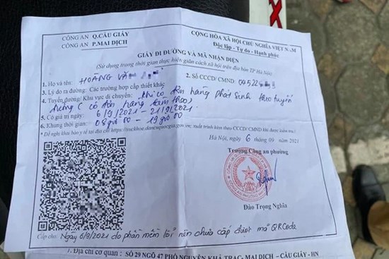 Hà Nội: Phát hiện giấy đi đường có QR code nhưng... viết tay, quét mã thì ra 