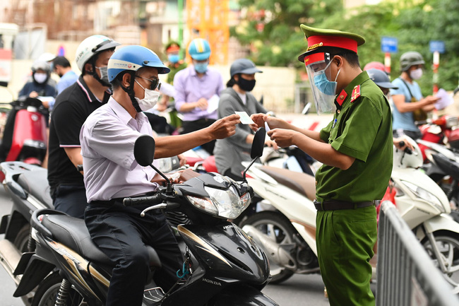 Hà Nội: Phát hiện giấy đi đường có QR code nhưng... viết tay, quét mã thì ra râu ông nọ cắm cằm bà kia-1