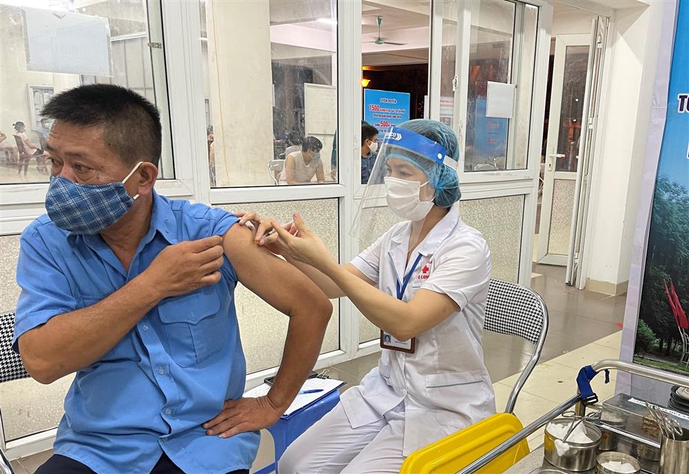 Hà Nội nhận 1 triệu liều vaccine Vero Cell, 3.000 cán bộ y tế hỗ trợ Thủ đô tiêm chủng, xét nghiệm-1