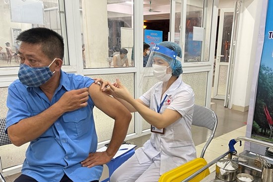 Hà Nội nhận 1 triệu liều vaccine Vero Cell, 3.000 cán bộ y tế hỗ trợ Thủ đô tiêm chủng, xét nghiệm