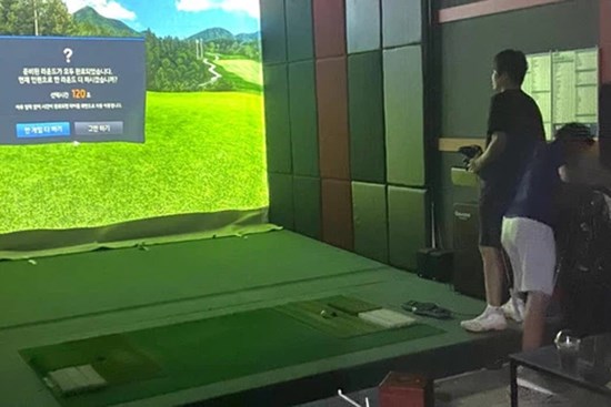 Bắt quả tang 25 người chơi golf 3D trong trung tâm thương mại