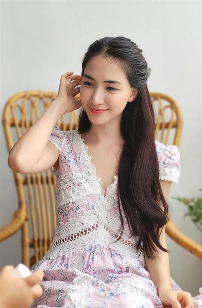 Hòa Minzy dạo này chăm biến hình thế: Lúc thì đằm thắm chuẩn mẹ bỉm, khi lại hóa nữ sinh trung học cực xì tin-9