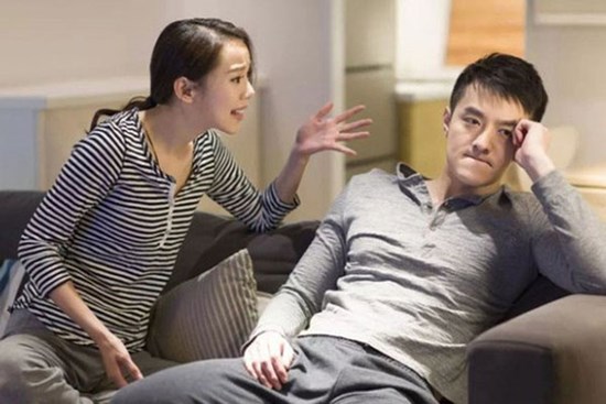 Nửa đêm, chồng bỗng giận dỗi ôm gối ra phòng khách ngủ, biết nguyên do mà tôi tức anh ách
