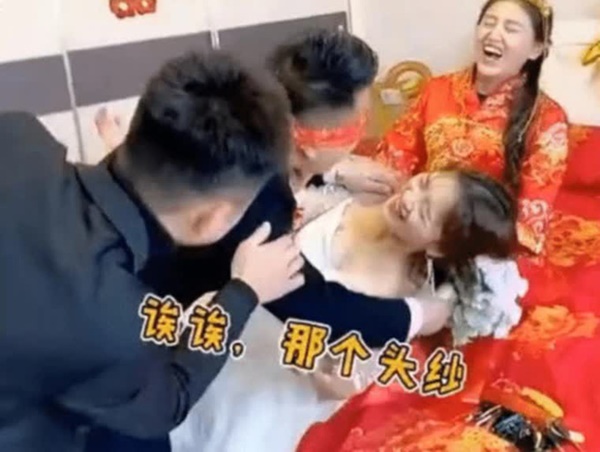 Chú rể ôm hôn đắm đuối phù dâu giữa đám cưới trước mặt bao người, khó hiểu nhất là phản ứng của cô dâu ngay bên cạnh-3