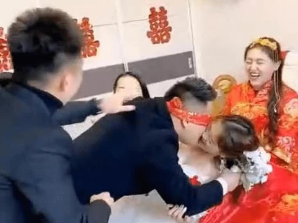 Chú rể ôm hôn đắm đuối phù dâu giữa đám cưới trước mặt bao người, khó hiểu nhất là phản ứng của cô dâu ngay bên cạnh-2