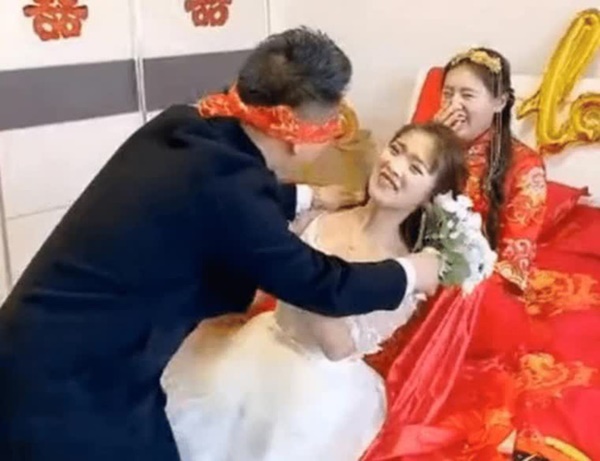 Chú rể ôm hôn đắm đuối phù dâu giữa đám cưới trước mặt bao người, khó hiểu nhất là phản ứng của cô dâu ngay bên cạnh-1