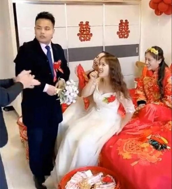 Chú rể ôm hôn đắm đuối phù dâu giữa đám cưới trước mặt bao người, khó hiểu nhất là phản ứng của cô dâu ngay bên cạnh-4