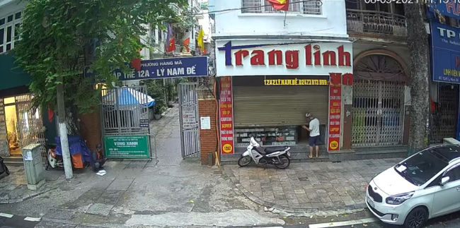 Chủ quan vì nghĩ dịch vắng vẻ, người đàn ông bị trộm mất xe máy ngay trước cửa nhà dù trời đang mưa tầm tã-1