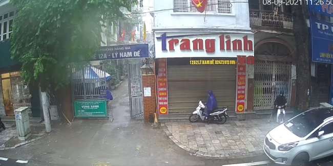 Chủ quan vì nghĩ dịch vắng vẻ, người đàn ông bị trộm mất xe máy ngay trước cửa nhà dù trời đang mưa tầm tã-2