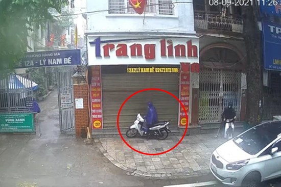 Chủ quan vì nghĩ dịch vắng vẻ, người đàn ông bị trộm mất xe máy ngay trước cửa nhà dù trời đang mưa tầm tã