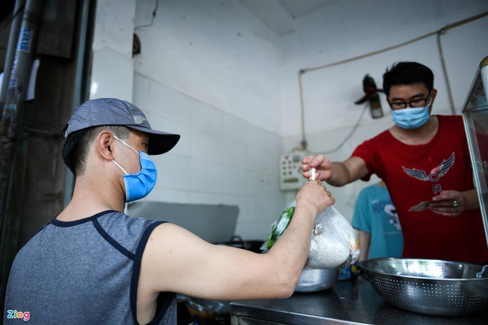 Hàng bún đậu ở Hà Nội vừa mở đã bán hơn trăm suất mang đi-7