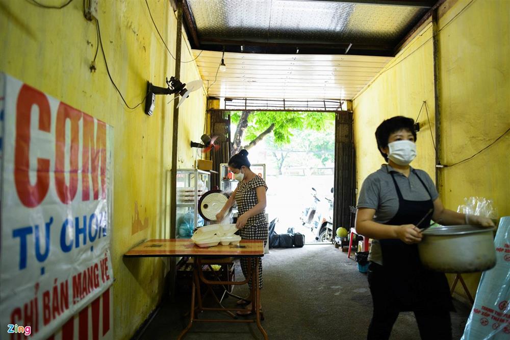 Hàng bún đậu ở Hà Nội vừa mở đã bán hơn trăm suất mang đi-8