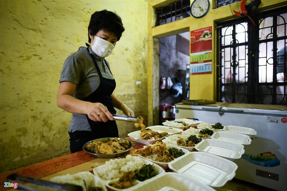 Hàng bún đậu ở Hà Nội vừa mở đã bán hơn trăm suất mang đi-9