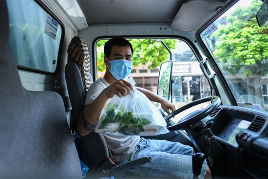 Hàng bún đậu ở Hà Nội vừa mở đã bán hơn trăm suất mang đi