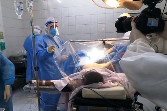 Ê-kíp VTV làm nên phóng sự đầy ám ảnh “Ranh giới”: 21 ngày bám trụ tại bệnh viện, chứng kiến khoảnh khắc 