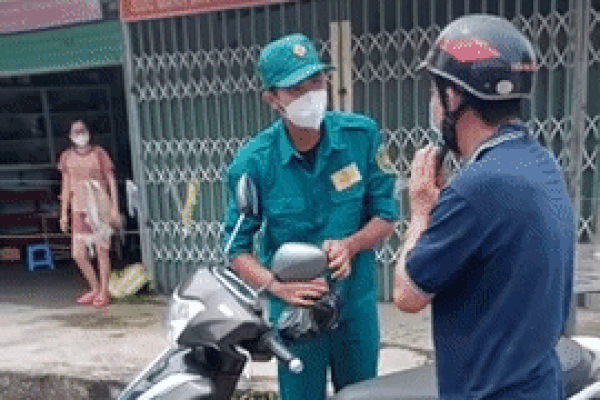 Được dân quân cho mớ rau và mì tôm, ông chú đi xe máy bật khóc, chắp tay cúi đầu cảm tạ